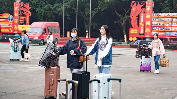 新華定向班學生赴京東實習:實地體驗電商魅力
