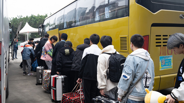 新華定向班學生赴京東實習:實地體驗電商魅力
