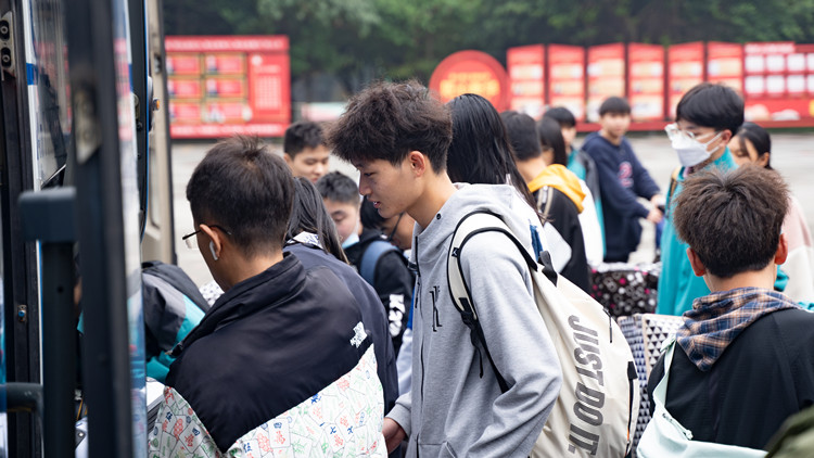 新華定向班學生赴京東實習:實地體驗電商魅力