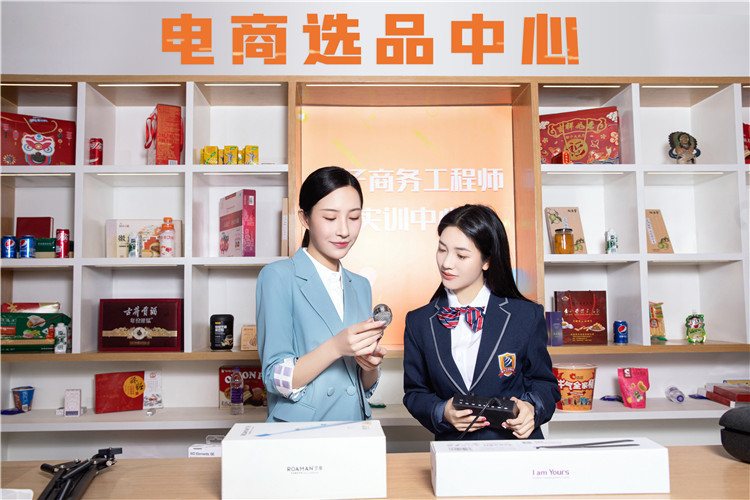 洞察職教，預(yù)見(jiàn)未來(lái)，央視頻直播專訪新華電腦教育