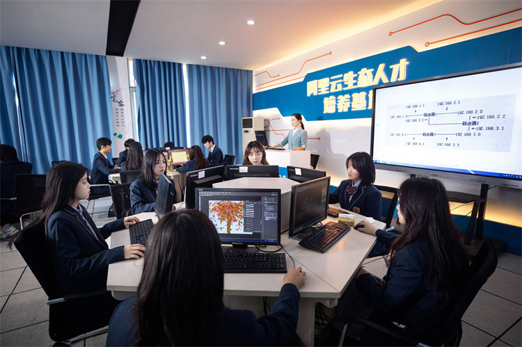 【央視報(bào)道】春招進(jìn)行時(shí)，企業(yè)“上門(mén)”預(yù)定新華電腦畢業(yè)生！