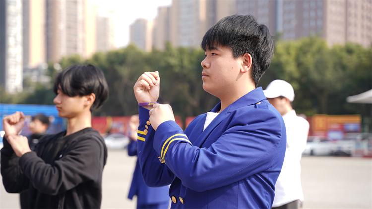 國(guó)防風(fēng)采！新華國(guó)防少年不怕練！