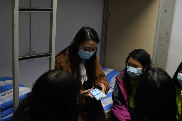 疫情賽風(fēng)雪，師恩駐新華