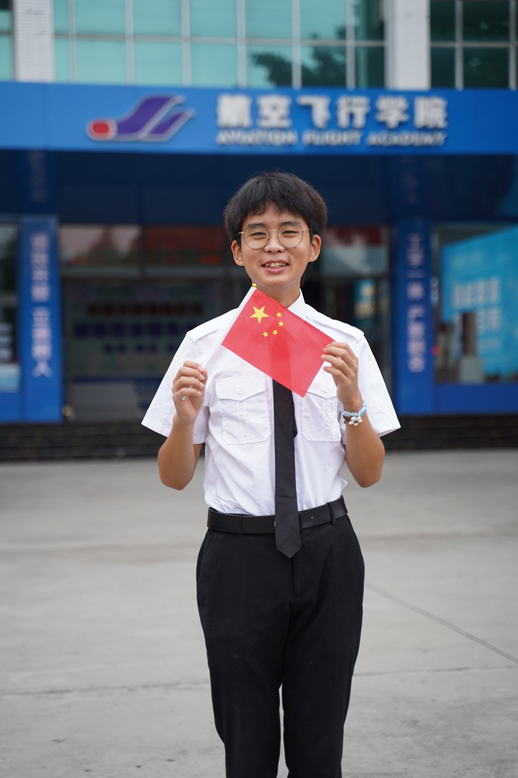 祖國頌！新華迎國慶，祝?！罢b”祖國