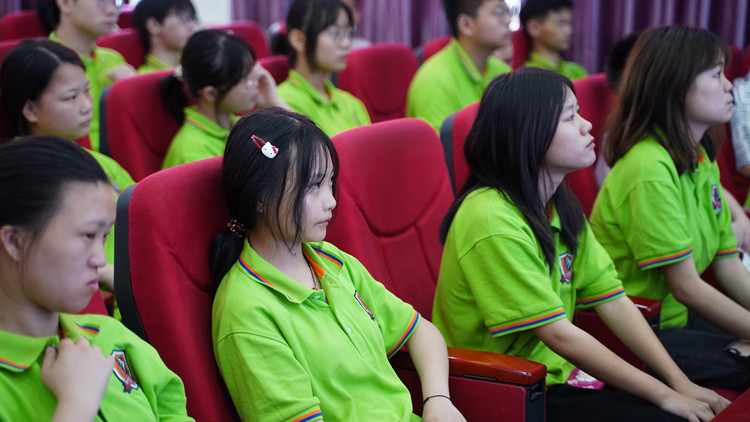 就業(yè)不迷茫！把孩子交給新華，您就放心吧