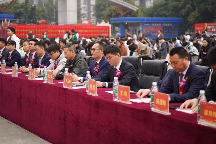 青春心向黨！與新華新生團(tuán)員一起見(jiàn)證這場(chǎng)授牌、揭牌儀式