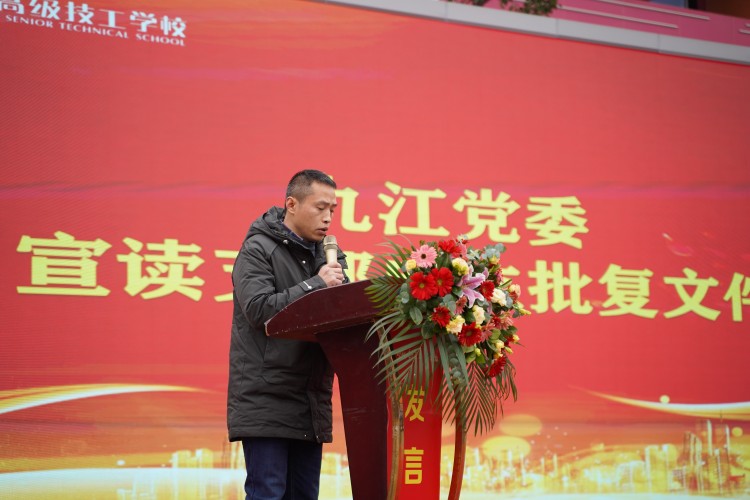青春心向黨！與新華新生團(tuán)員一起見(jiàn)證這場(chǎng)授牌、揭牌儀式