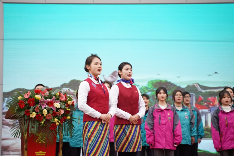 青春心向黨！與新華新生團(tuán)員一起見(jiàn)證這場(chǎng)授牌、揭牌儀式