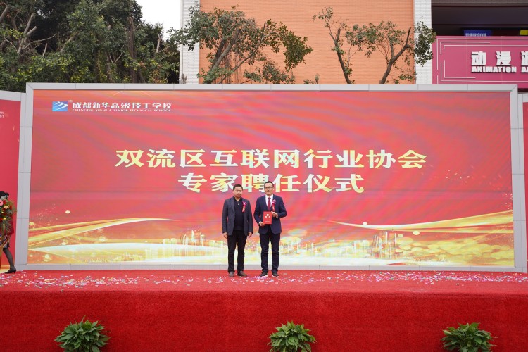 青春心向黨！與新華新生團(tuán)員一起見(jiàn)證這場(chǎng)授牌、揭牌儀式