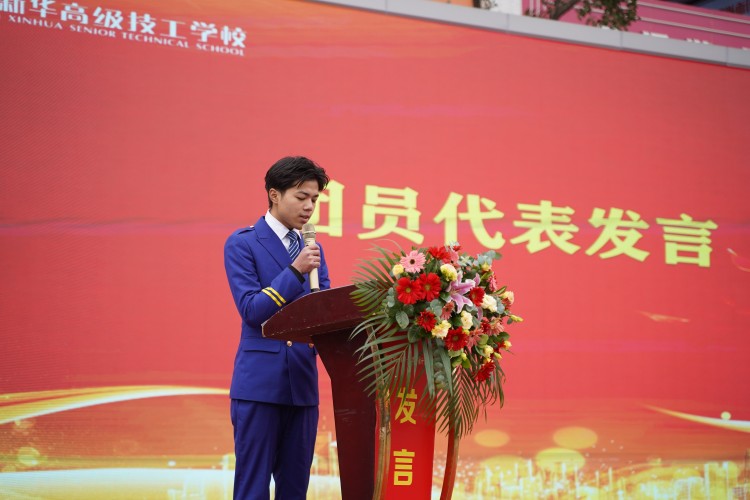 青春心向黨！與新華新生團(tuán)員一起見(jiàn)證這場(chǎng)授牌、揭牌儀式