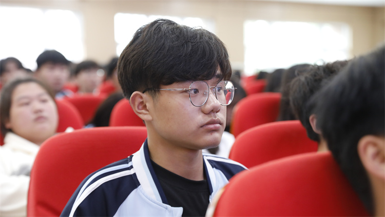 全網(wǎng)超千萬粉絲博主敬漢卿現(xiàn)身新華電腦教育2023年新專業(yè)發(fā)布會(huì)主題活動(dòng)