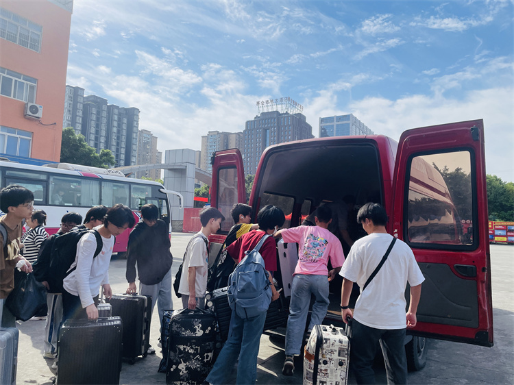 不負(fù)韶華，再攀高峰！新華京東社會實(shí)踐歡送會