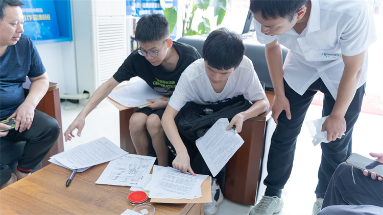 同成長(zhǎng)，齊奮進(jìn)！自貢雙胞胎兄弟雙雙報(bào)考成都新華