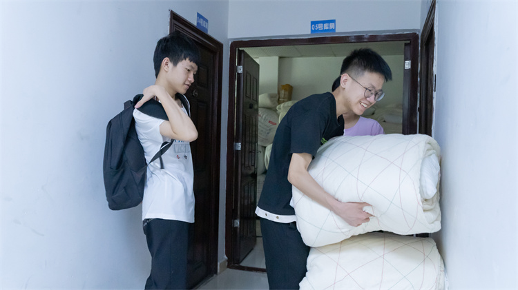 同成長(zhǎng)，齊奮進(jìn)！自貢雙胞胎兄弟雙雙報(bào)考成都新華