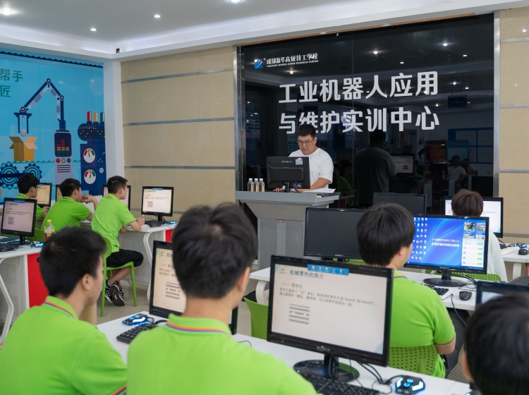 <b>成都新華工業(yè)機(jī)器人暑期夏令營,開營！</b>