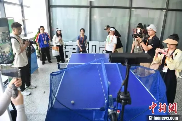 <b>成都大運(yùn)會(huì)＂機(jī)器人總動(dòng)員”</b>