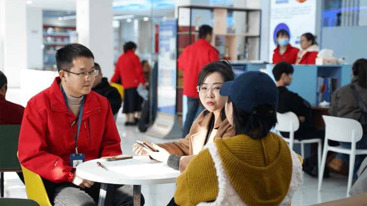 堅(jiān)持熱愛(ài)，一往無(wú)前|來(lái)看她為什么選擇成都新華？