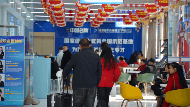 堅(jiān)持熱愛(ài)，一往無(wú)前|來(lái)看她為什么選擇成都新華？