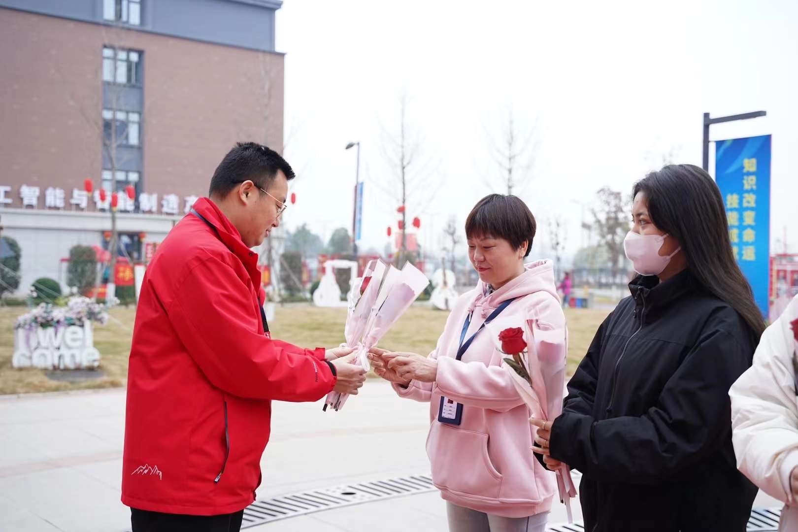 婦女節(jié)！獻(xiàn)給所有成都新華的女老師們