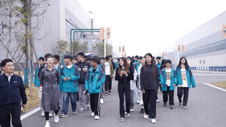 名企研學游—成都新華學子走進格力！