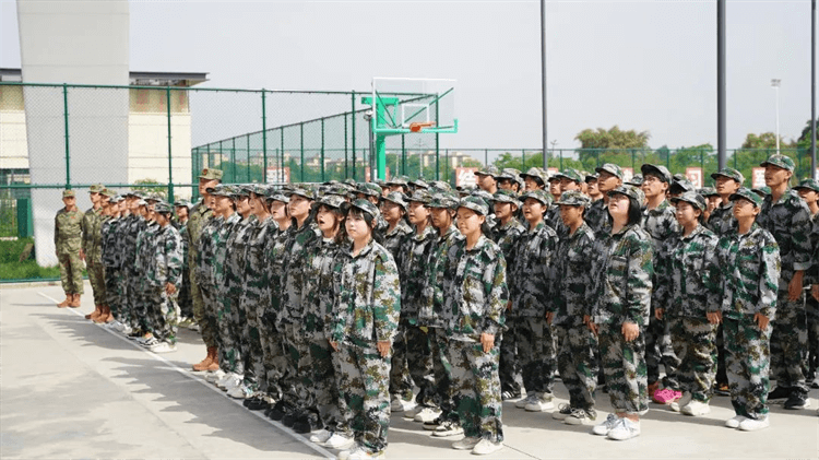 2024級春季新生軍事素質(zhì)拓展訓(xùn)練匯報(bào)表演