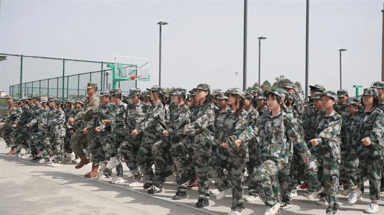 2024級春季新生軍事素質(zhì)拓展訓(xùn)練匯報(bào)表演