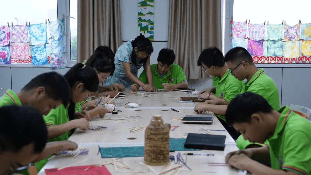 初入新華的他們，在學(xué)校學(xué)習(xí)生活怎么樣？