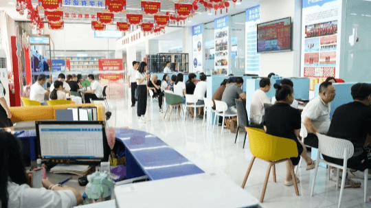 <b>臨近九月開學(xué)，初高中生扎堆來校</b>