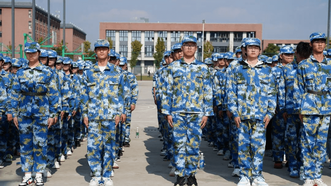 成都新華2024年秋季新生軍事素質(zhì)拓展訓(xùn)練