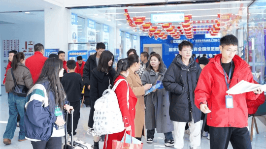<b>春季首批新生報(bào)到日|直擊成都新華報(bào)名現(xiàn)場(chǎng),火爆</b>