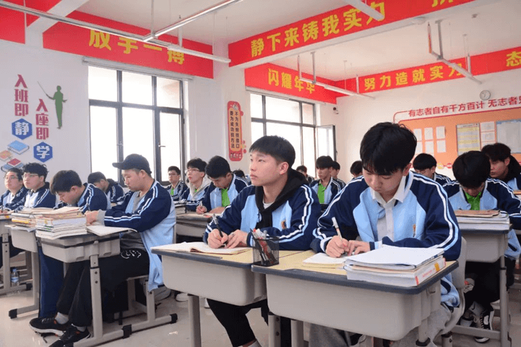 高一高二成績不理想？成都新華助你升學就業(yè)兩不誤！